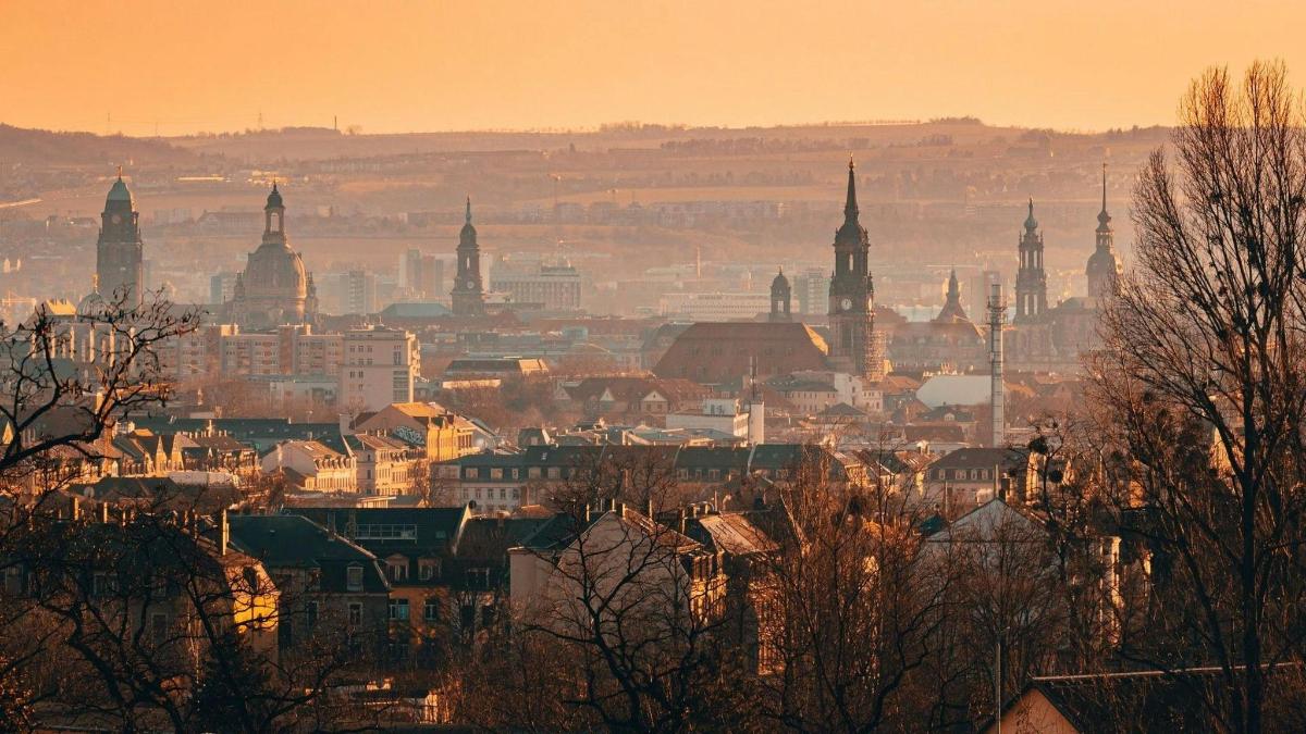 un paesaggio urbano di una città con molti edifici alti