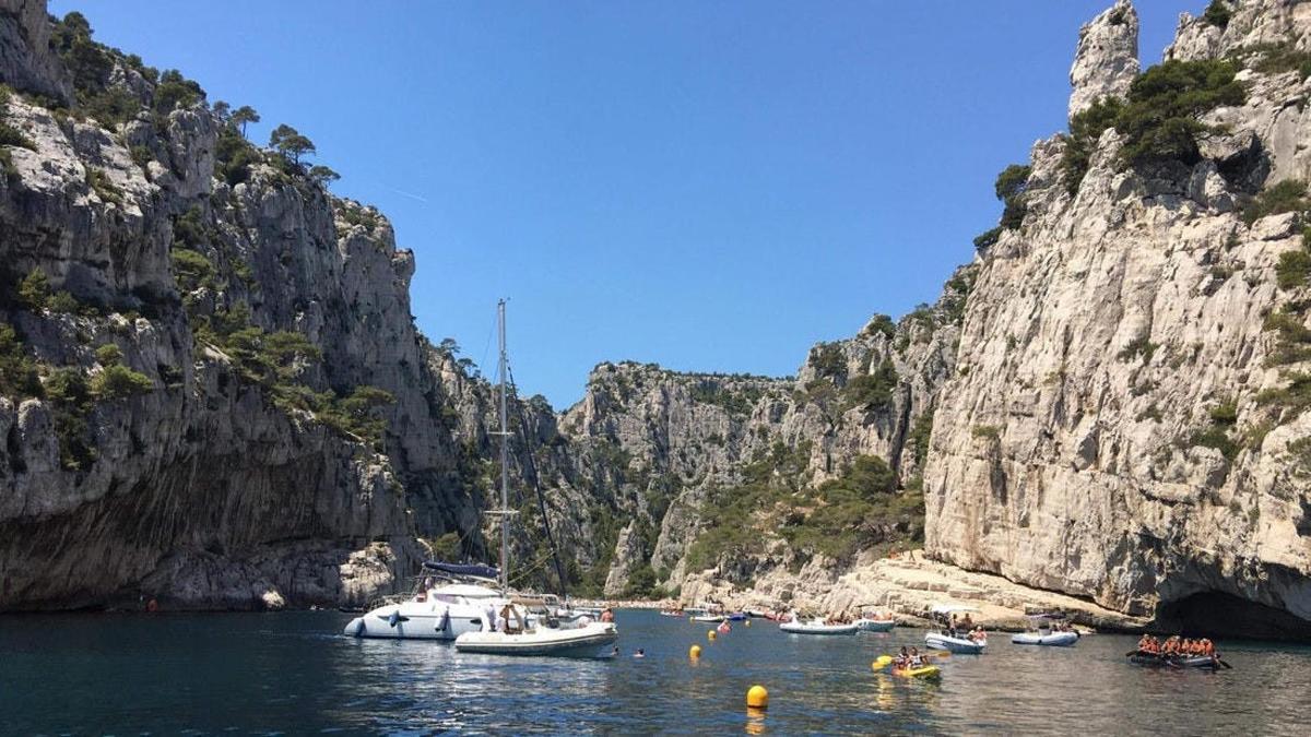 egy csoport hajó a vízben egy kanyonban