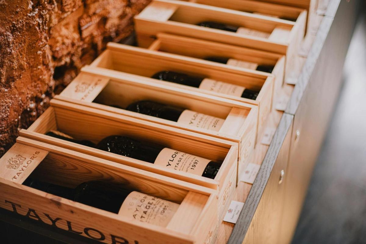 una cassa di legno di bottiglie di vino in una cantina