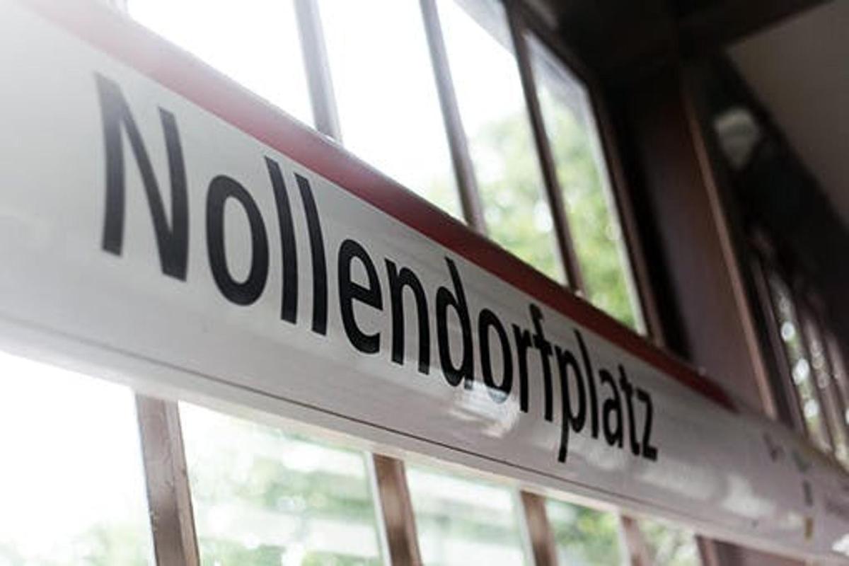 cedule s nápisem „žádná harmonizace“ na okně