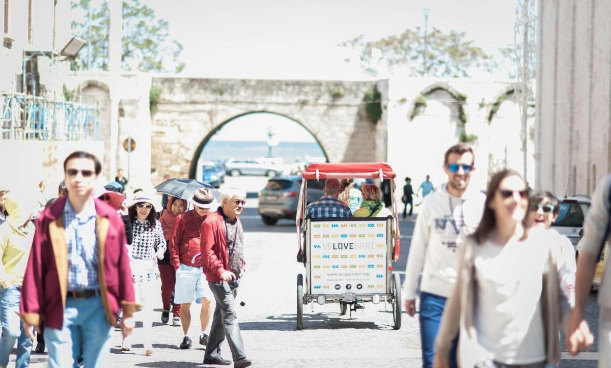 un grupo de personas caminando por una calle de la ciudad