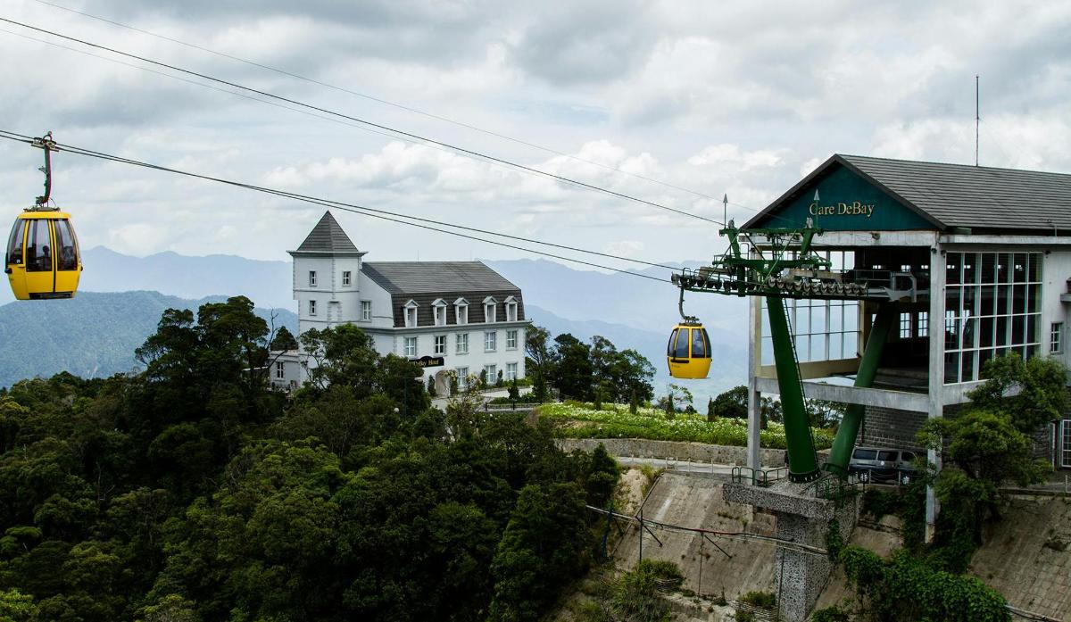 pár žlutých lanovek před budovou