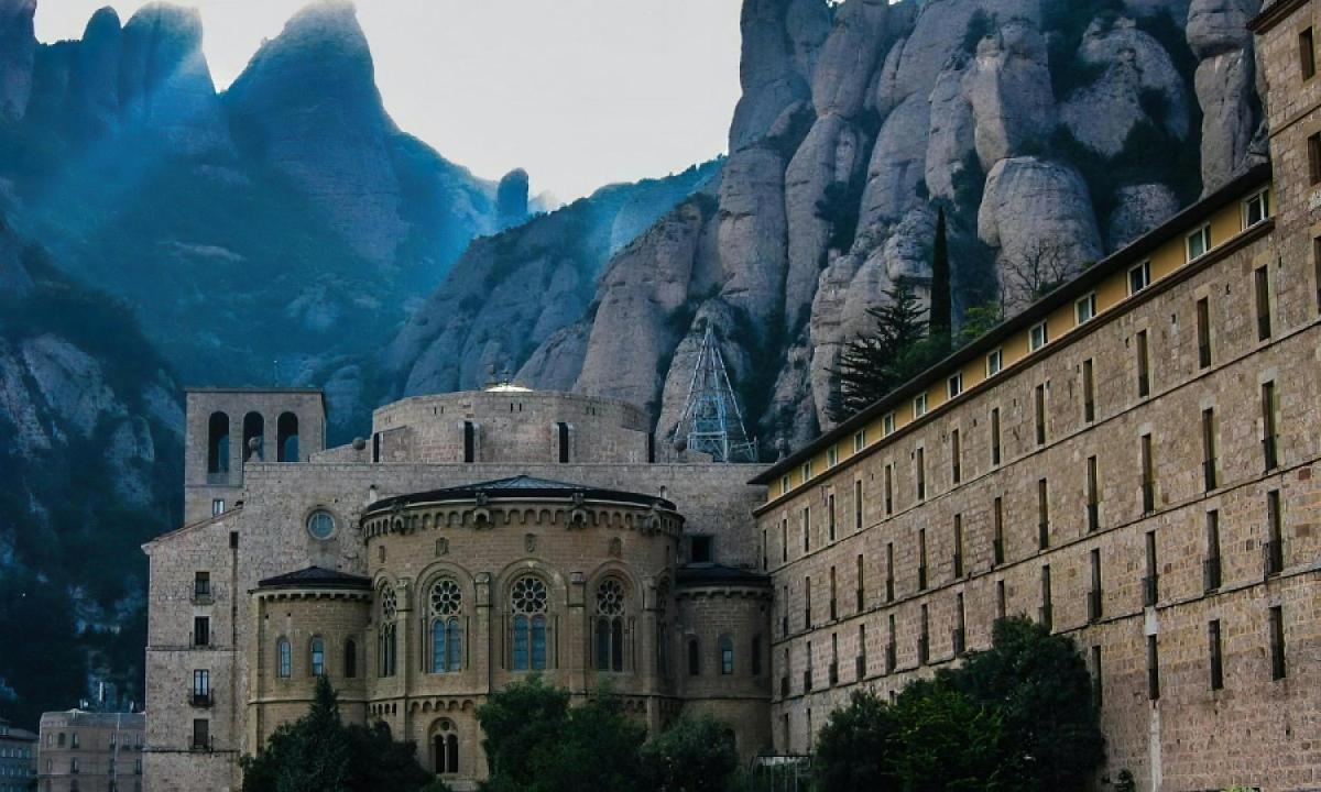 bir dağın önündeki büyük bir bina