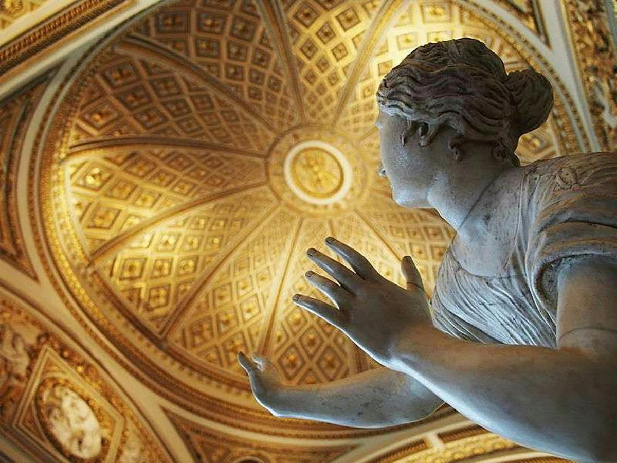 uma estátua de uma mulher em frente ao teto