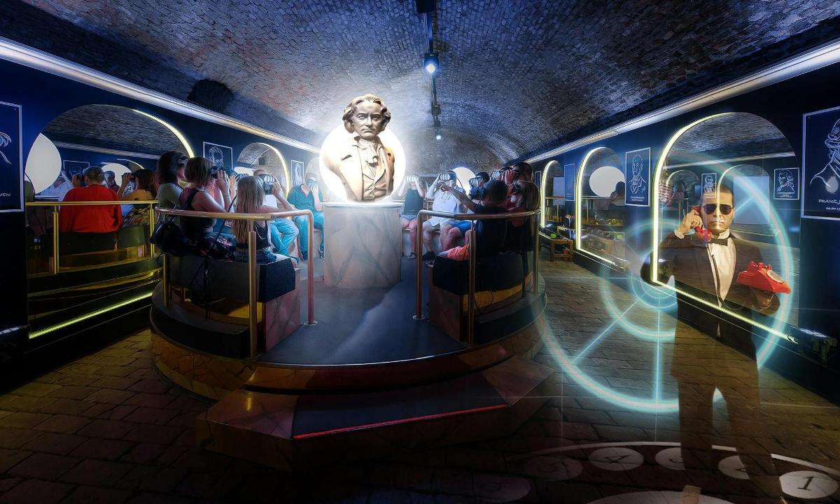 un gruppo di persone su un treno della metropolitana con una statua