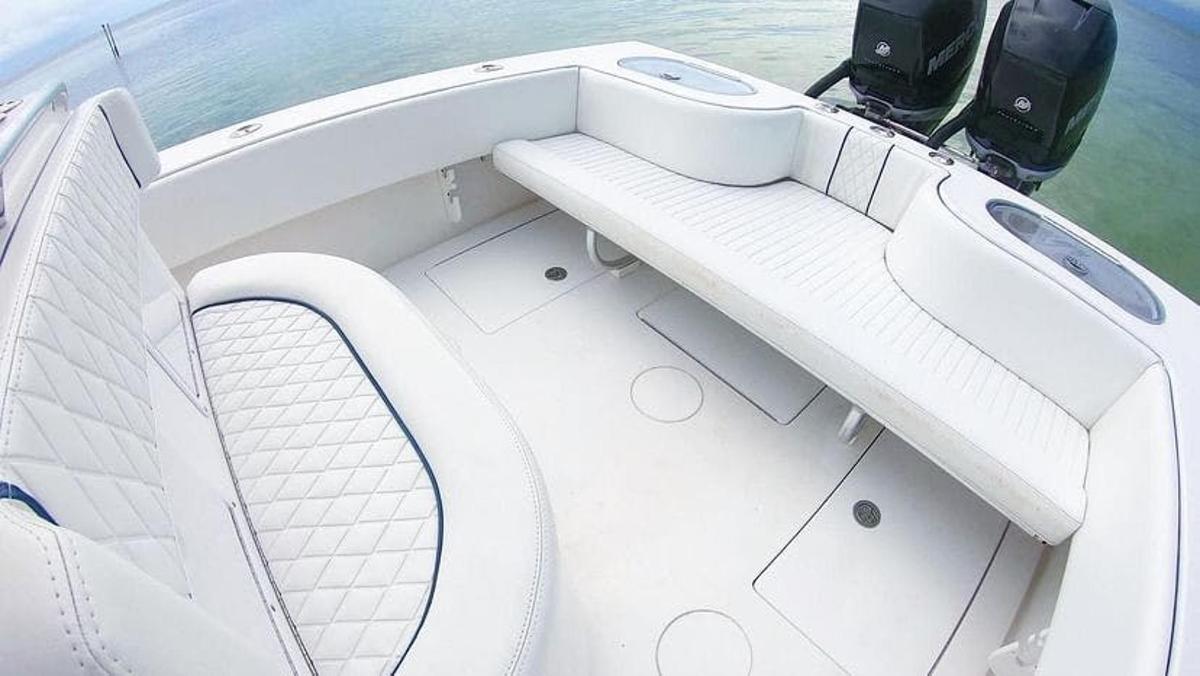 un asiento en un barco en el agua