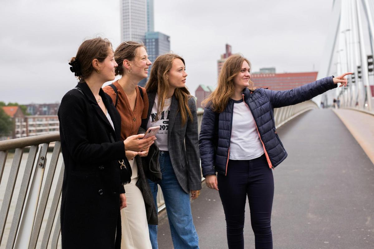 un gruppo di quattro donne in piedi su un ponte