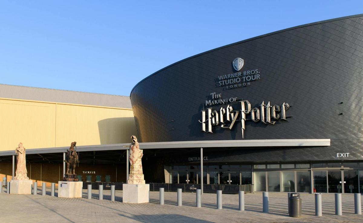 velika stavba z napisom Harry Potter