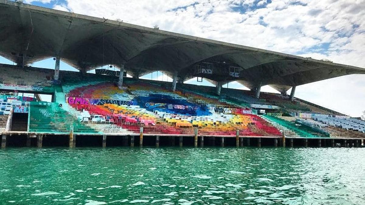 uno stadio con un dipinto sopra vicino all'acqua
