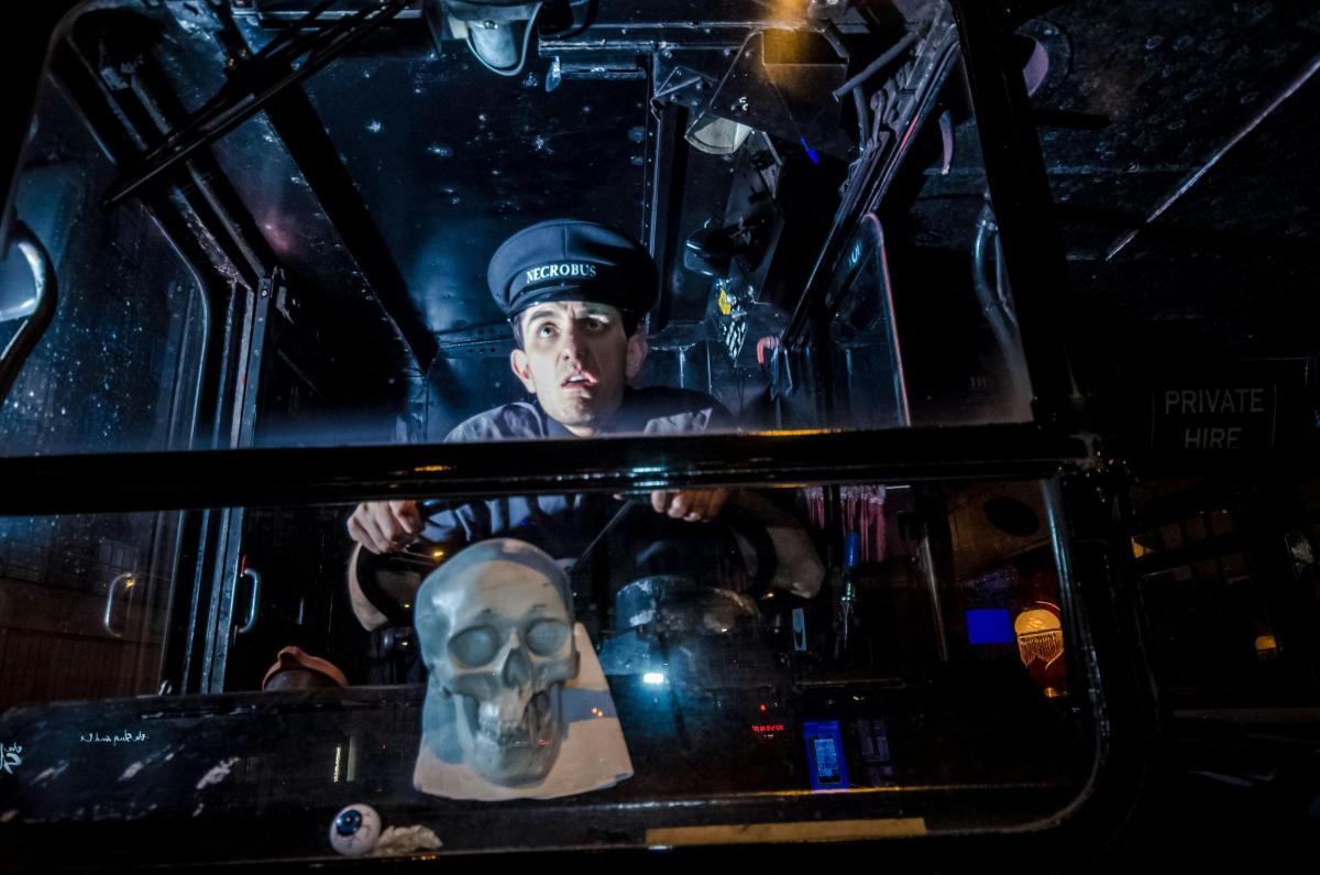 un bărbat cu craniu într-un autobuz