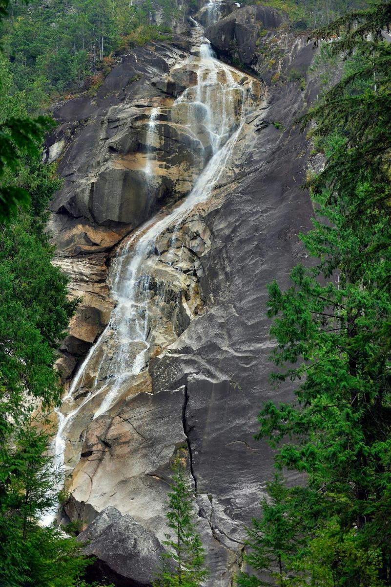 air terjun di sisi gunung berbatu