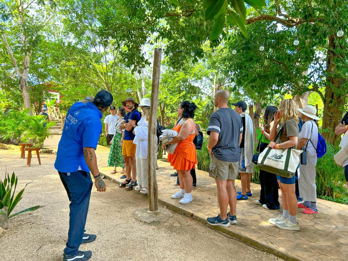 公園に集まっている人々のグループ