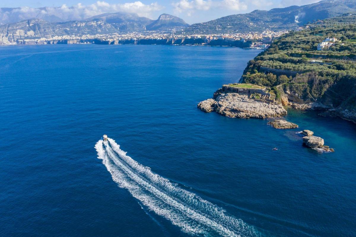 uma vista aérea de um barco na água
