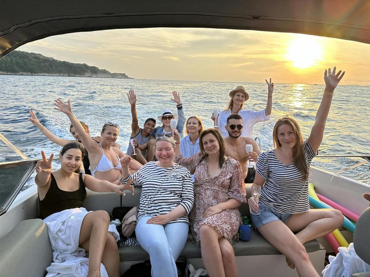 grupp inimesi, kes istuvad paadi tagaosas