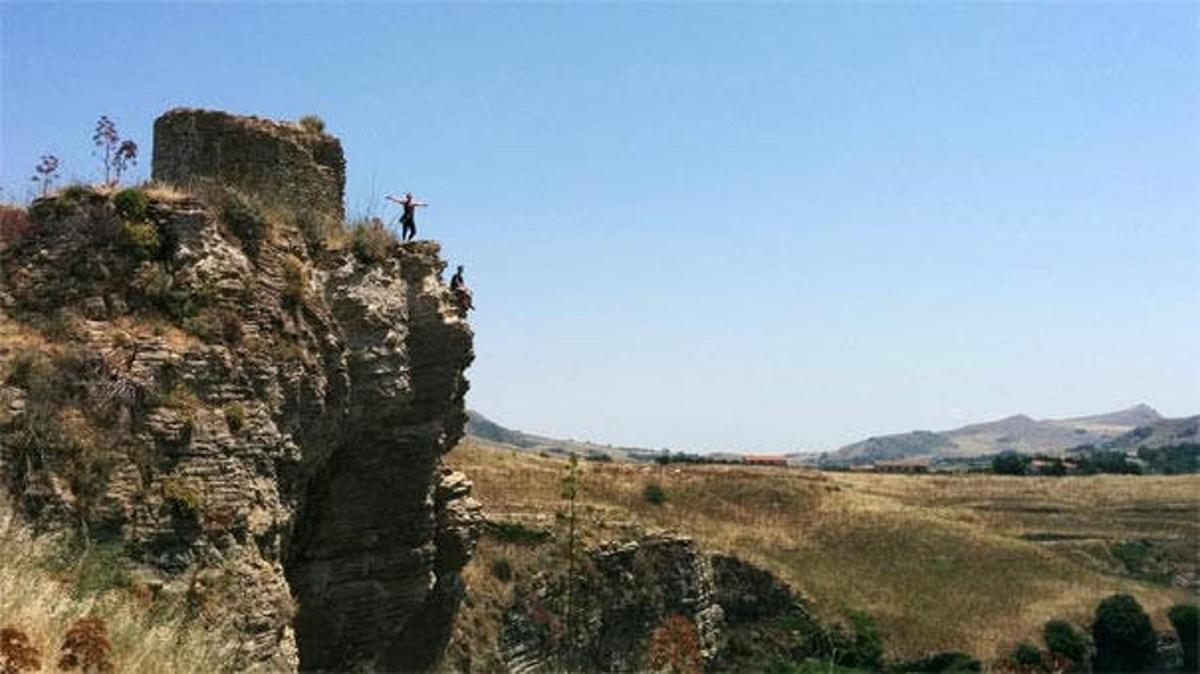 seseorang yang berdiri di atas gunung berbatu
