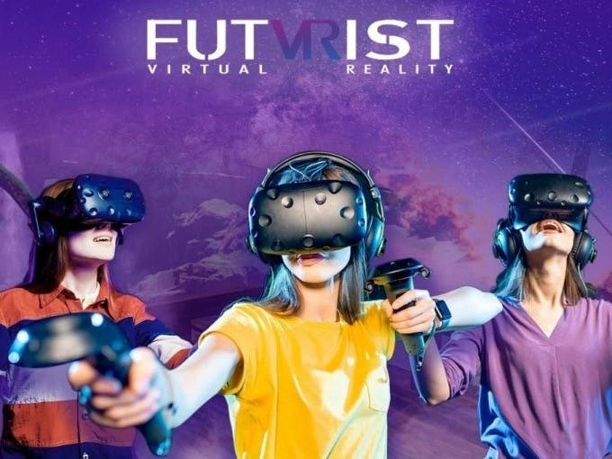 kolmeliikmeline grupp, kes kannavad virtuaalreaalsuse kiivreid