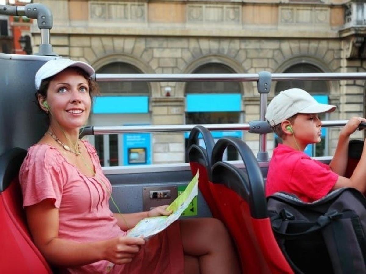 kobieta i chłopiec siedzący w autobusie