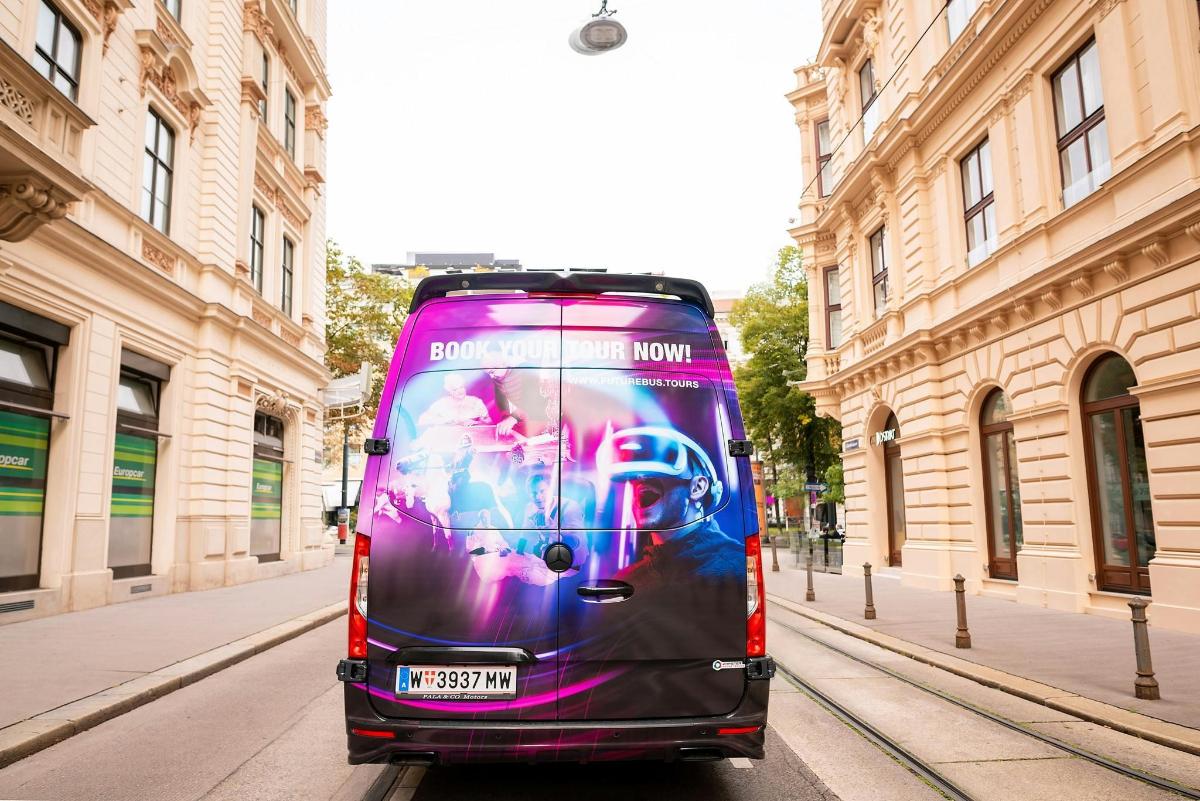 Ein lila Bus steht auf einer Stadtstraße