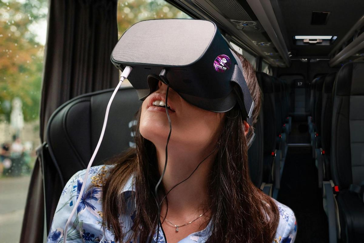 žena sedící v autobuse s čepicí a sluchátky