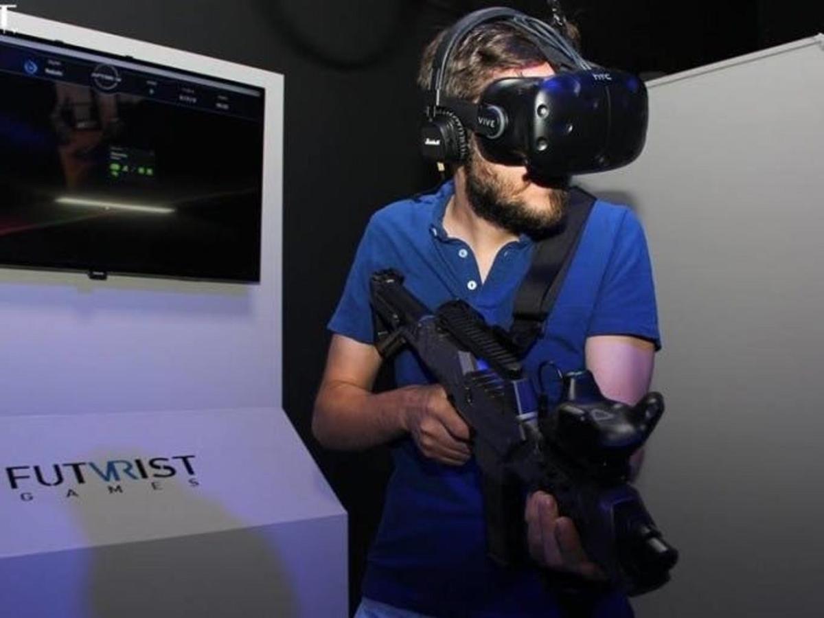 muž v helmě a brýlích pro virtuální realitu
