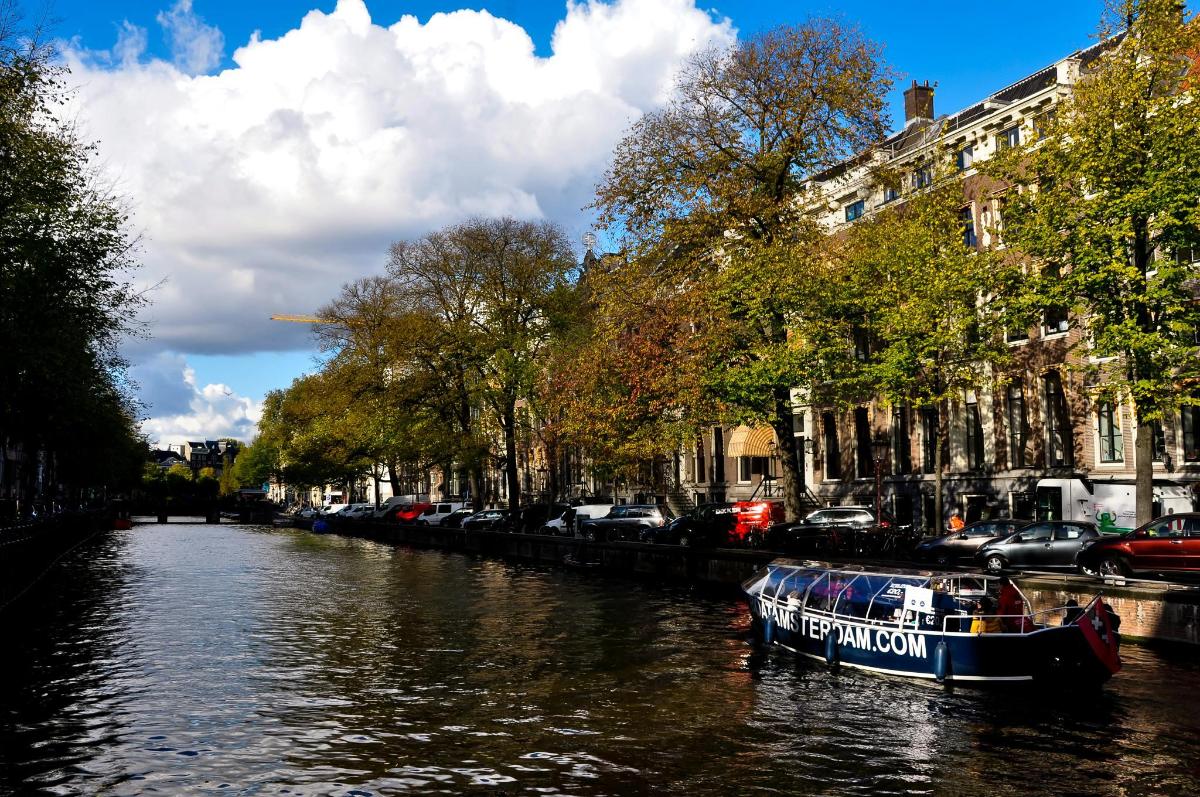 Ein Boot liegt an einem Fluss in einer Stadt