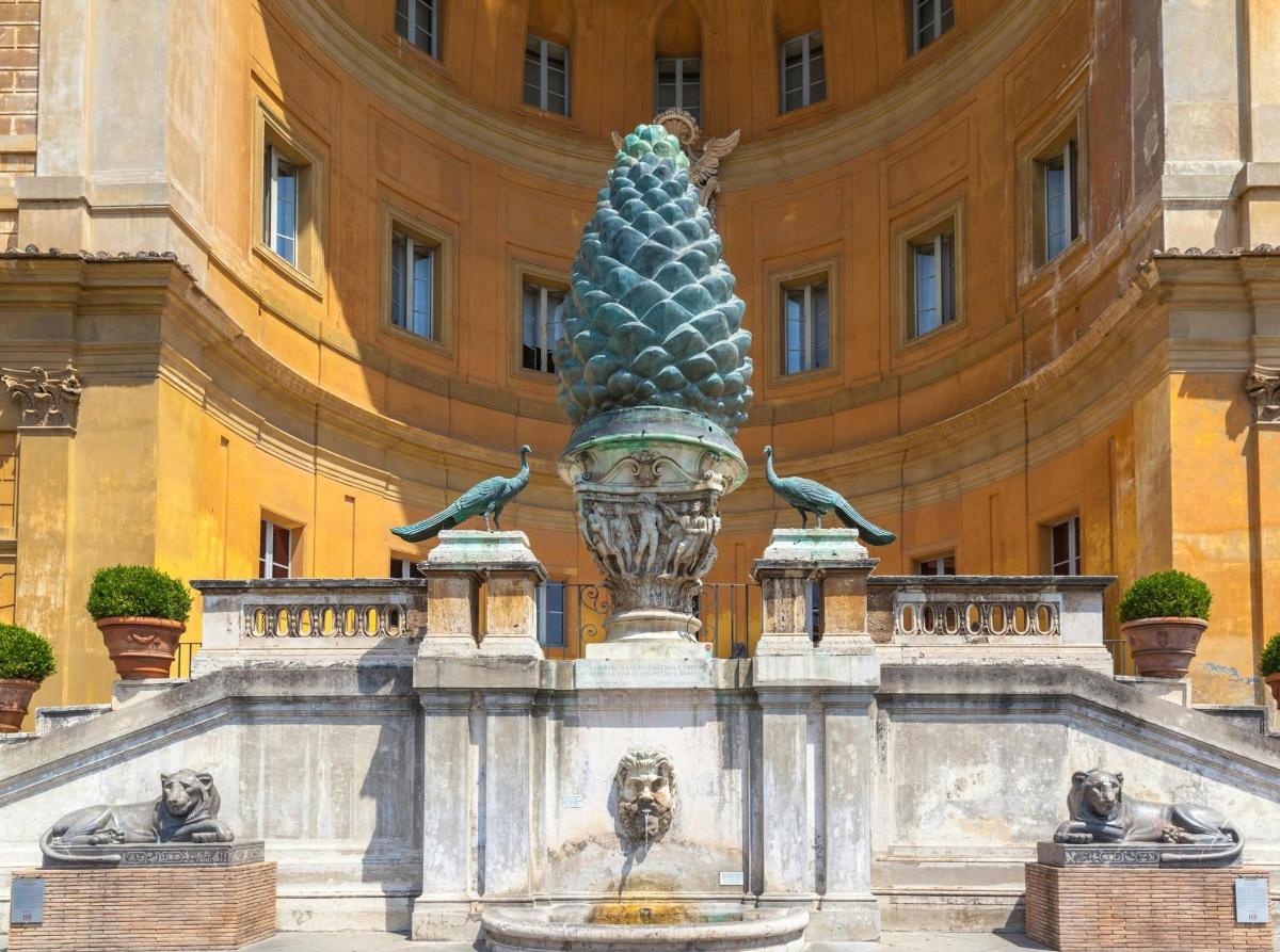 ein Ananasbrunnen vor einem Gebäude