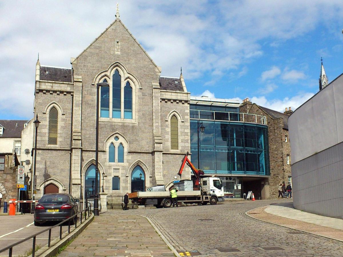 ein LKW, der vor einer großen Kirche geparkt ist