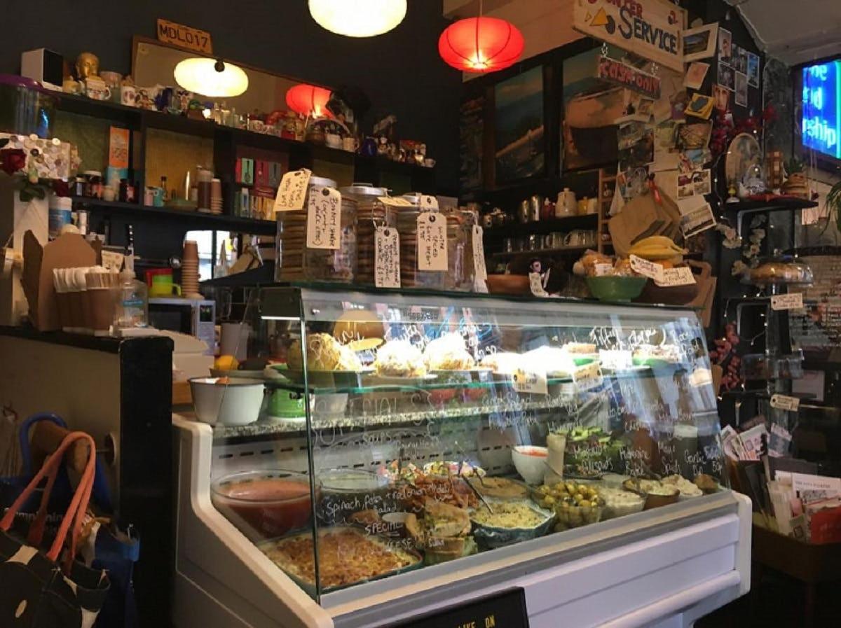 商店里有食物的展示柜