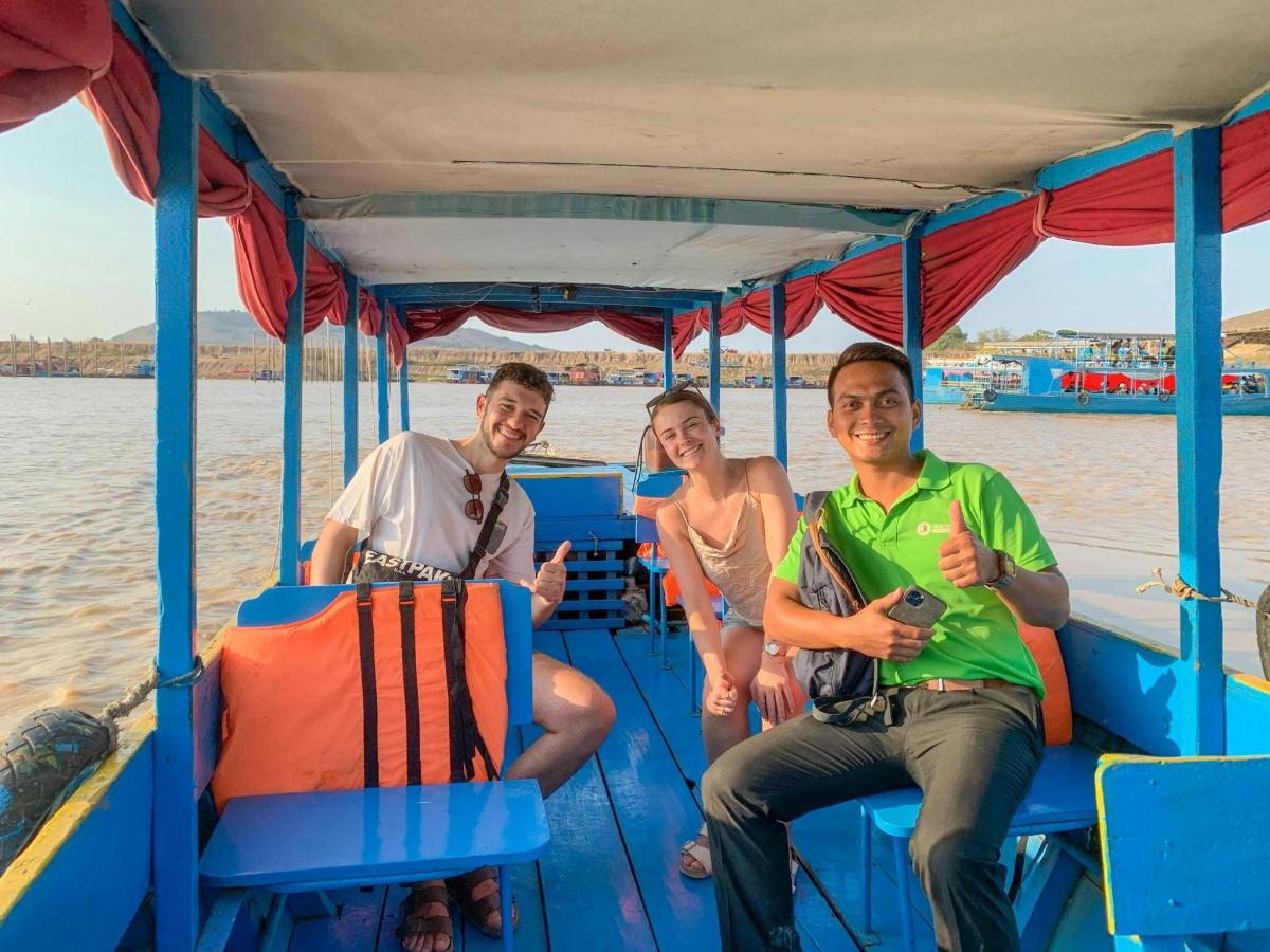 ba người ngồi trên một chiếc thuyền trên mặt nước