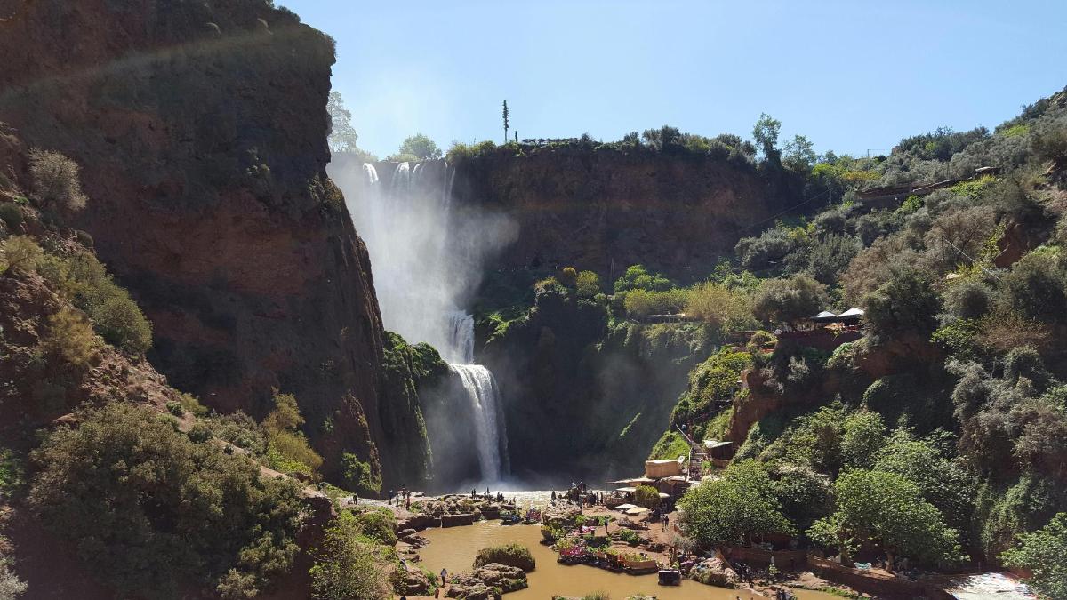 uma cachoeira no meio de um cânion