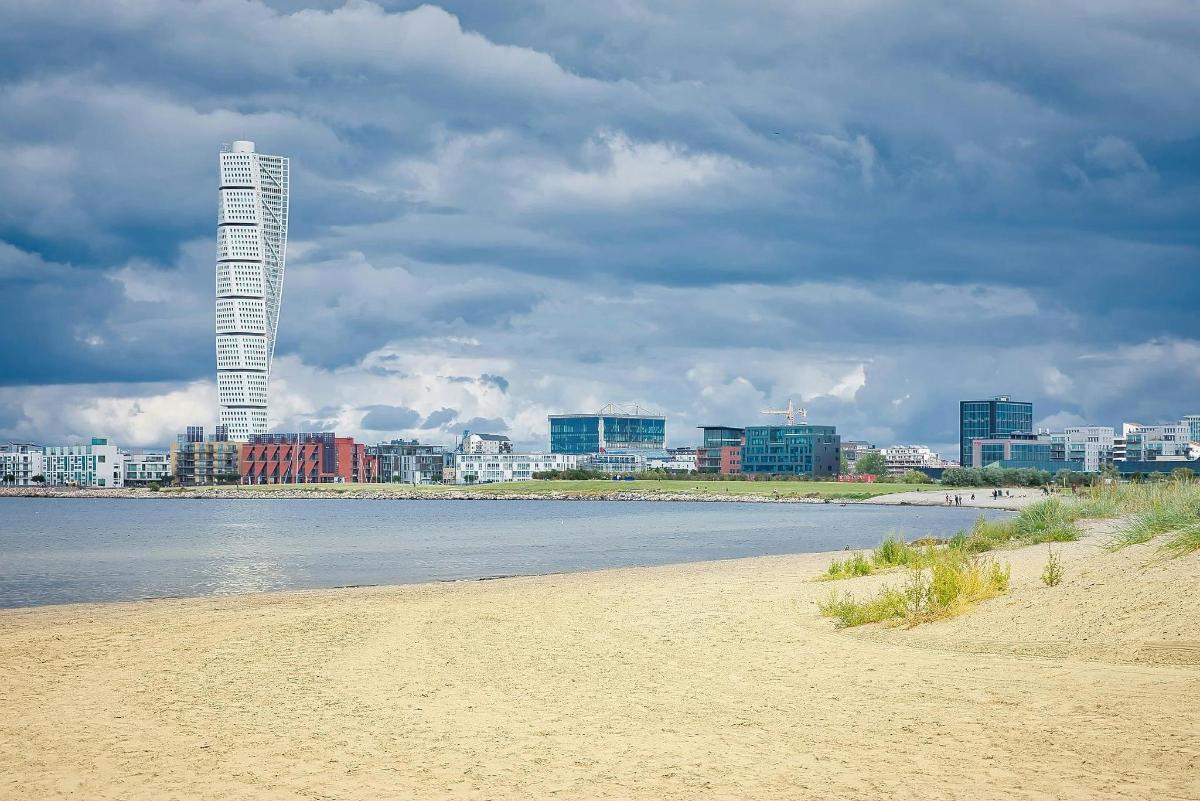 una playa frente a una ciudad con un edificio