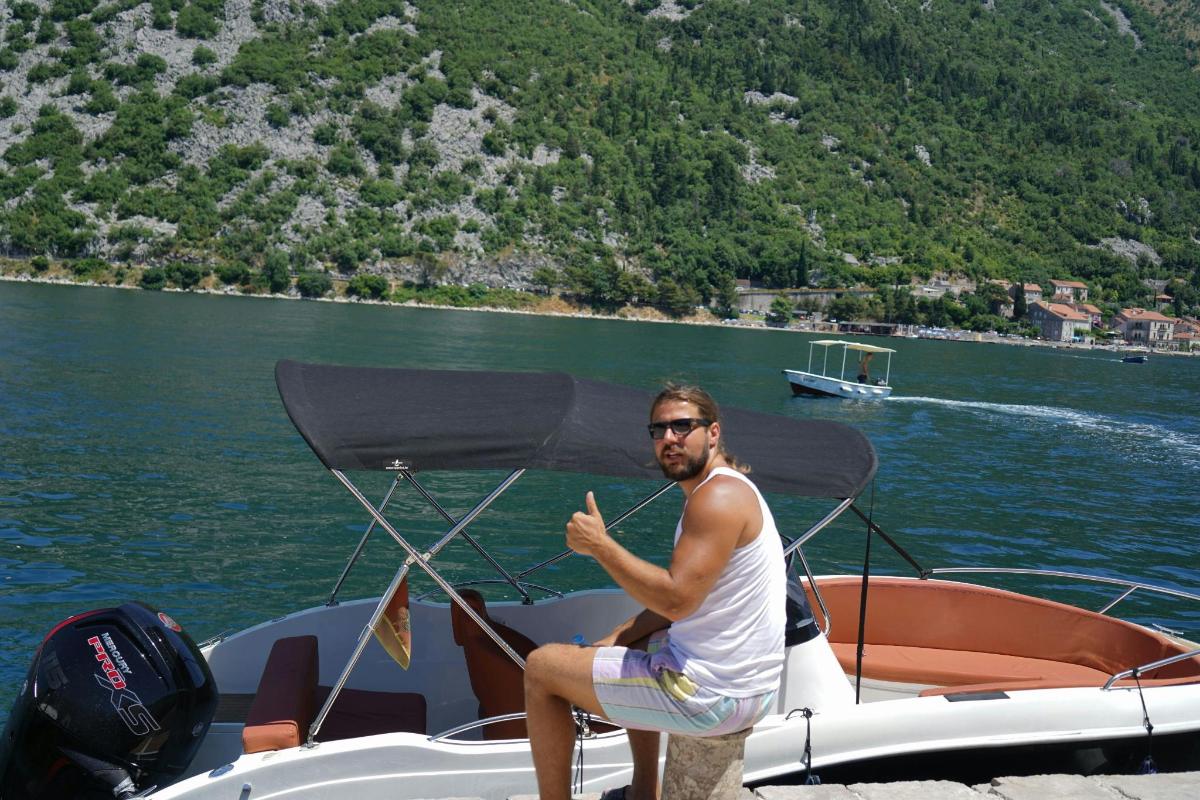 un uomo seduto su una barca in acqua