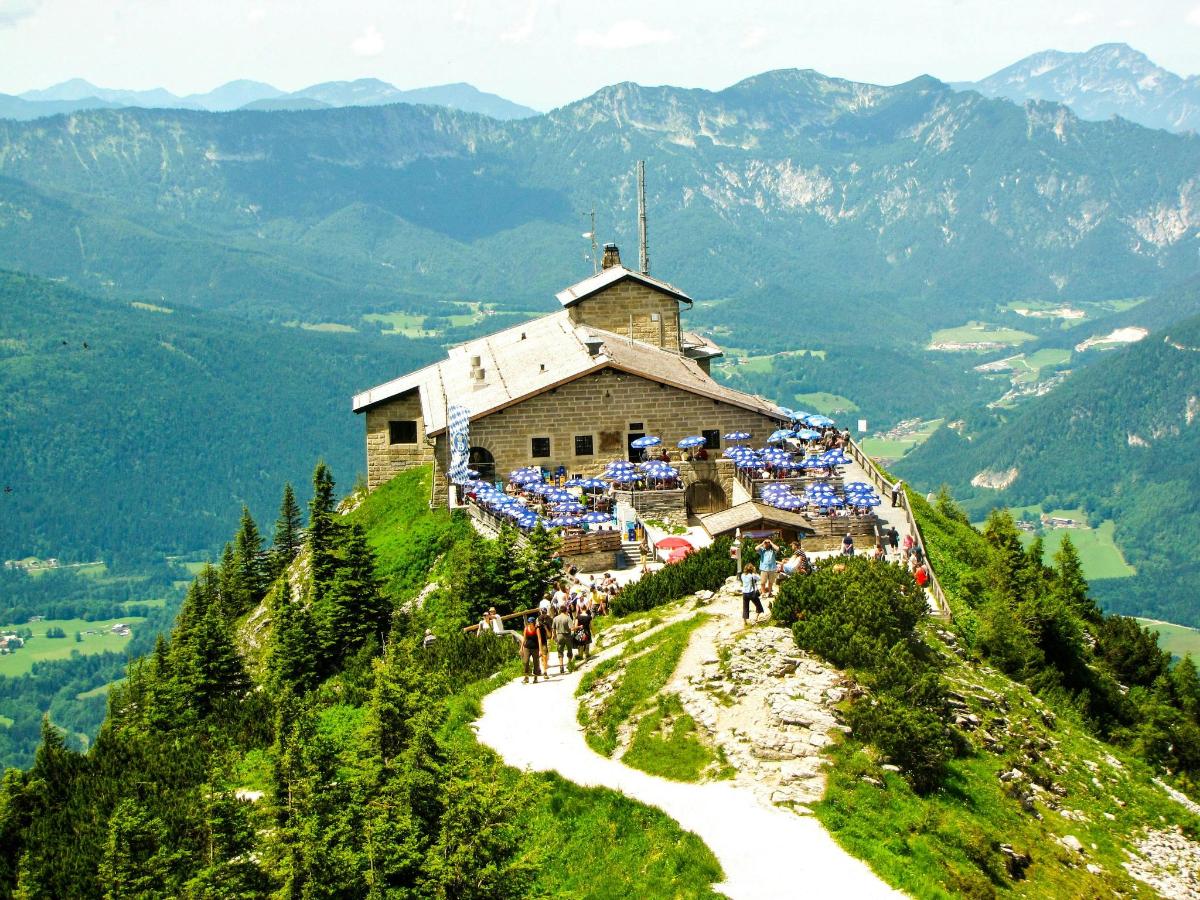 stavba na vrhu gore z množico ljudi