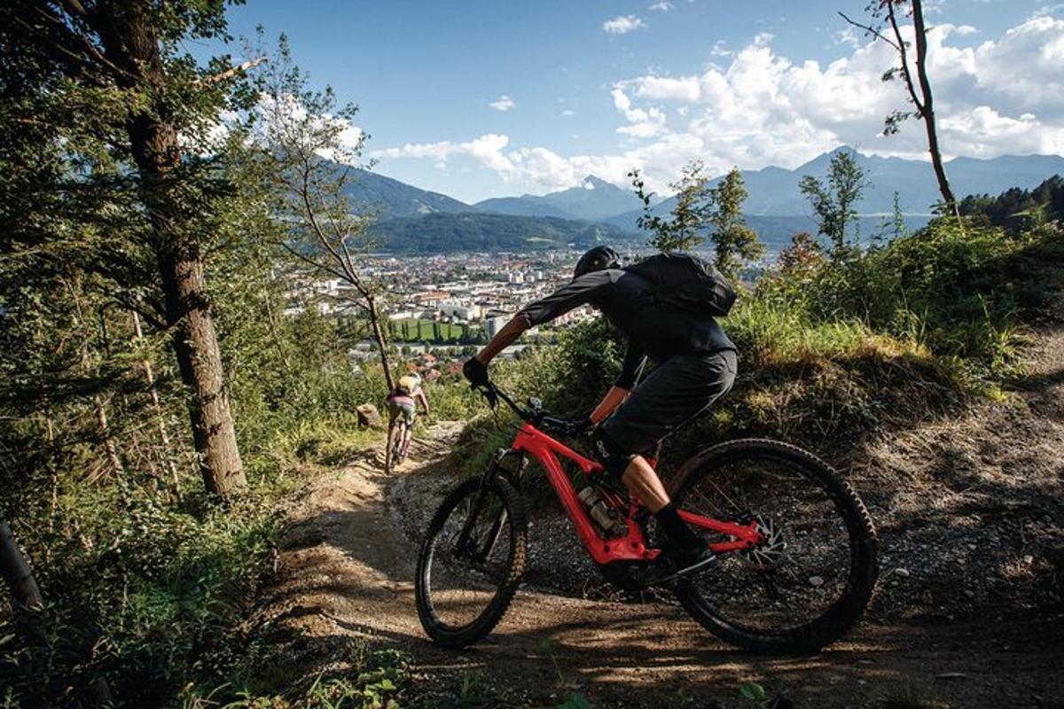 una persona che va in bicicletta su un sentiero sterrato
