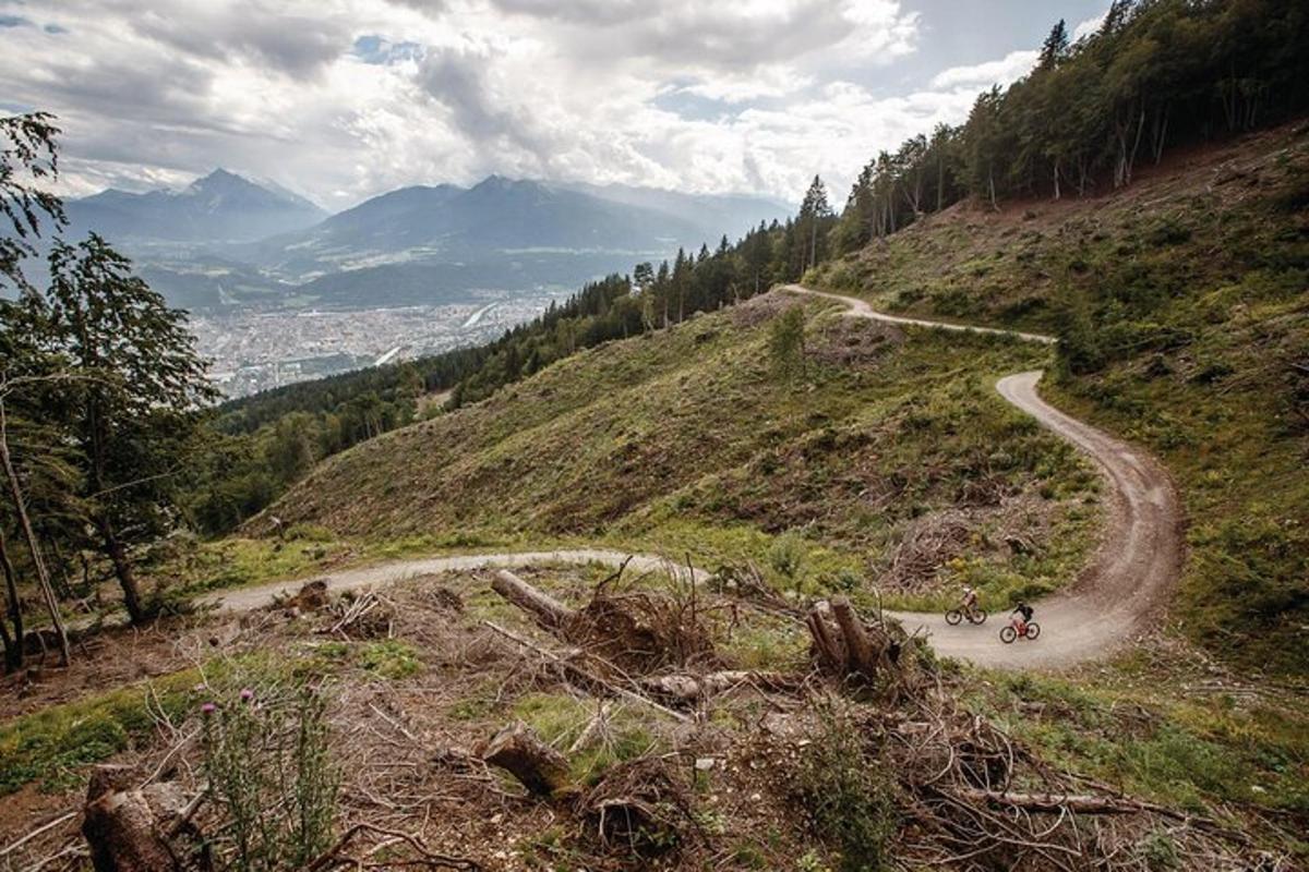 due persone in bicicletta lungo una strada sterrata su una collina
