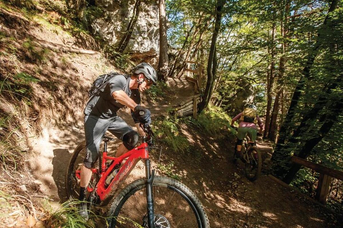 un uomo in bicicletta su un sentiero sterrato