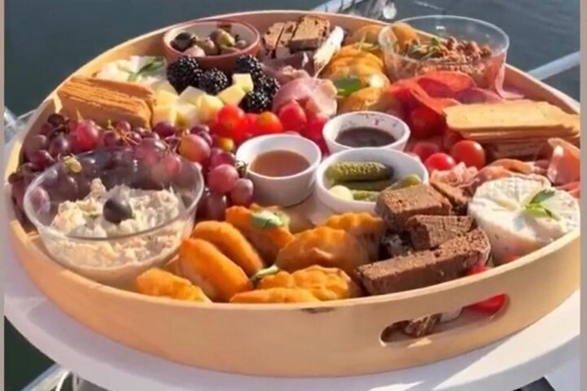un vassoio pieno di diversi tipi di cibo su un tavolo