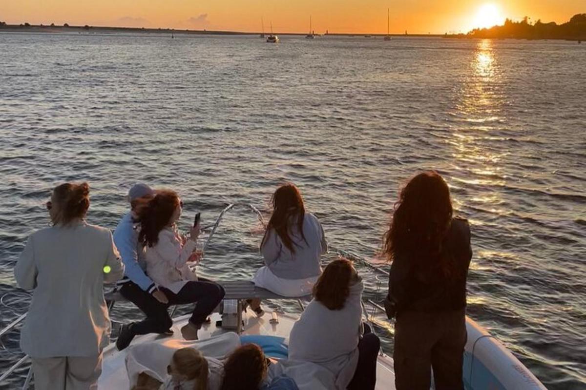 un gruppo di persone sedute su una barca in acqua