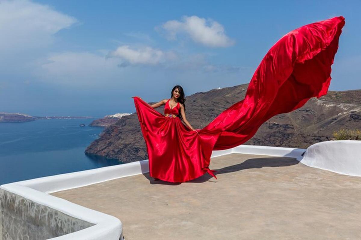 una donna in un vestito rosso in piedi in cima a un edificio