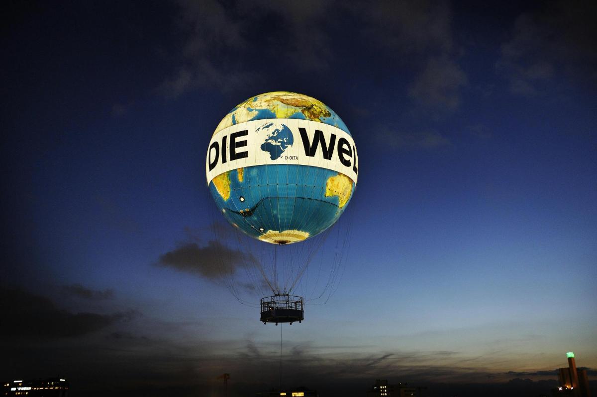 modrý balón s nápisem diewcs létající na obloze