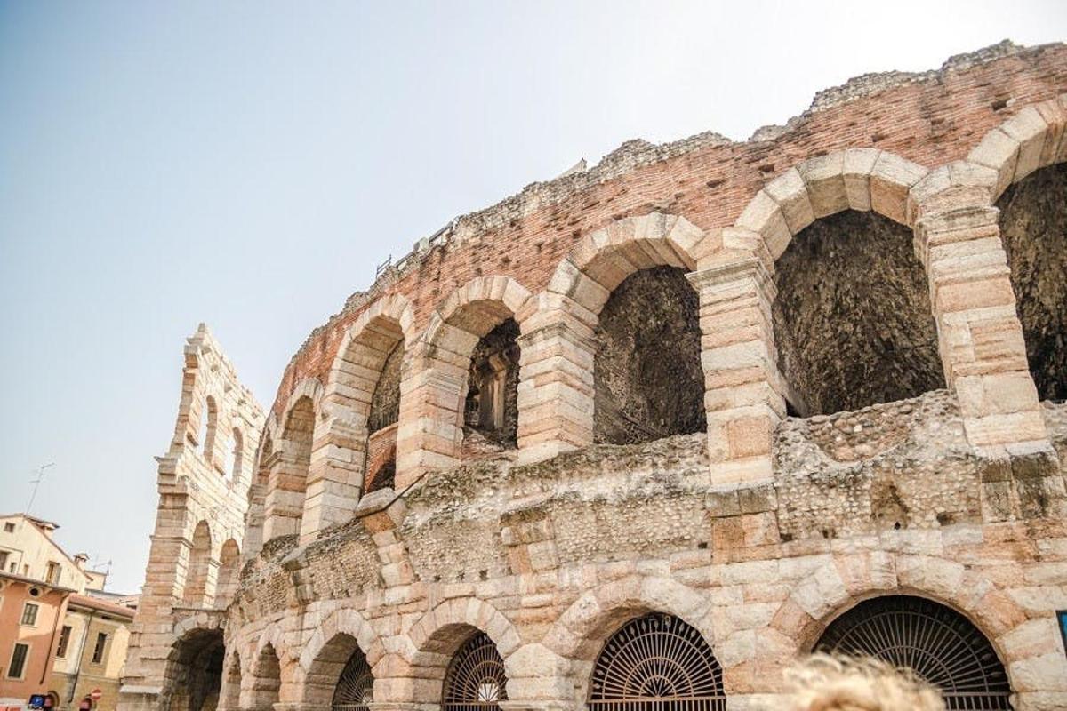 un grande edificio in mattoni con archi sui lati