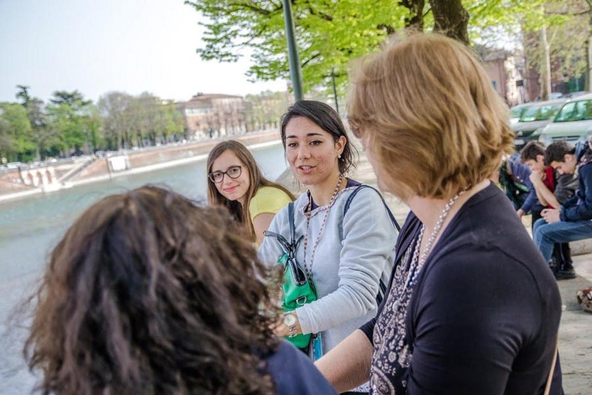 un gruppo di donne in piedi davanti a un fiume