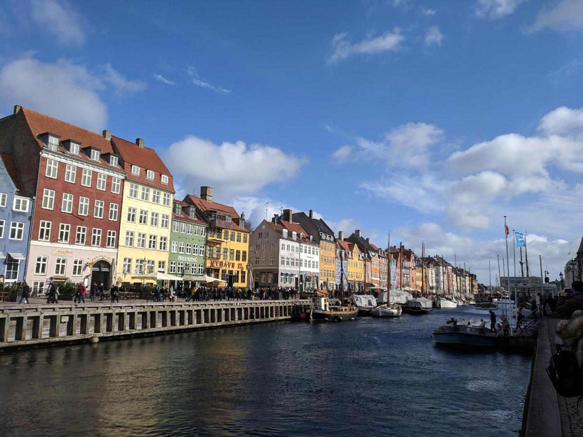 á með byggingum og bátum í borg