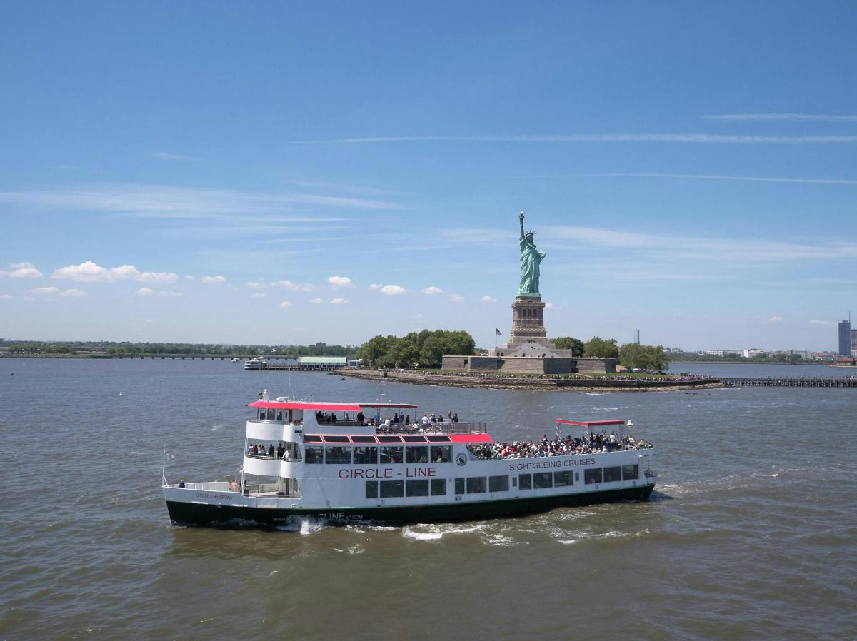 Un ferry frente a la Estatua de la Libertad