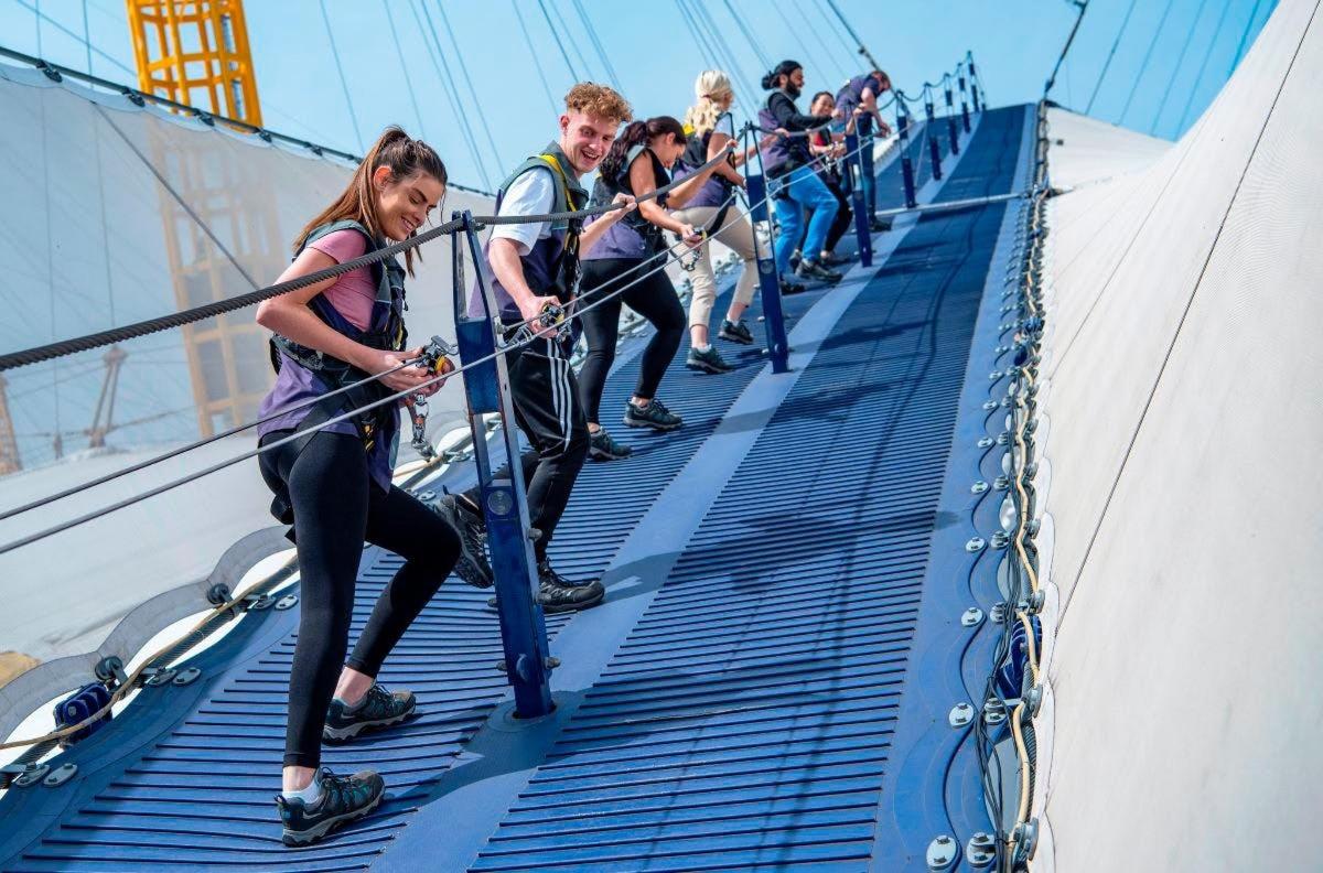 un groupe de personnes marchant sur un pont