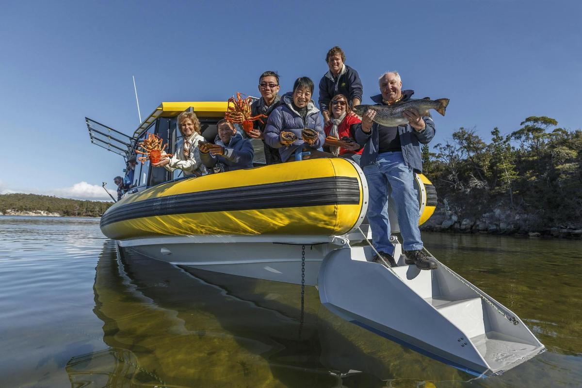 un gruppo di persone su una zattera in acqua