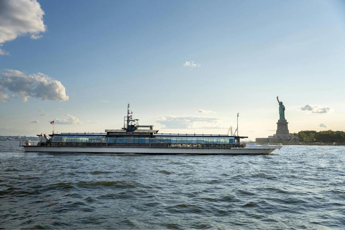 a boat in the water near the statue of liberty