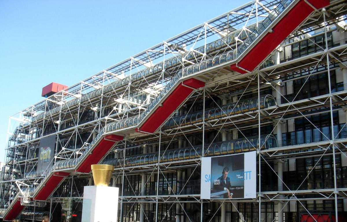Se está construyendo un edificio con andamios metálicos.
