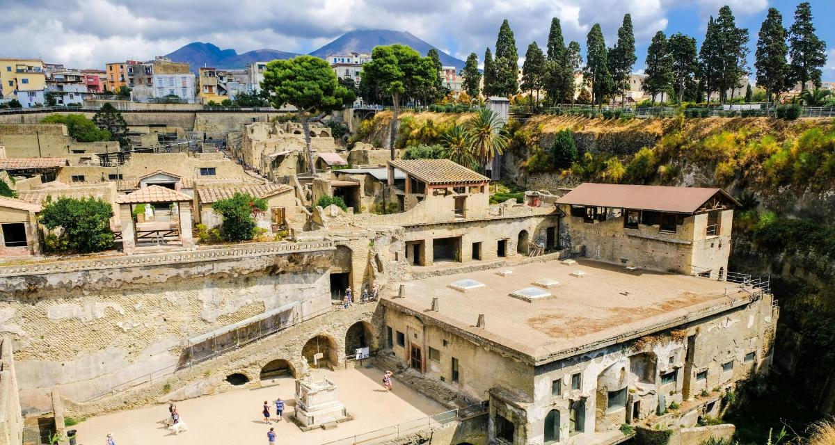 una vista aerea delle rovine dell'anfiteatro