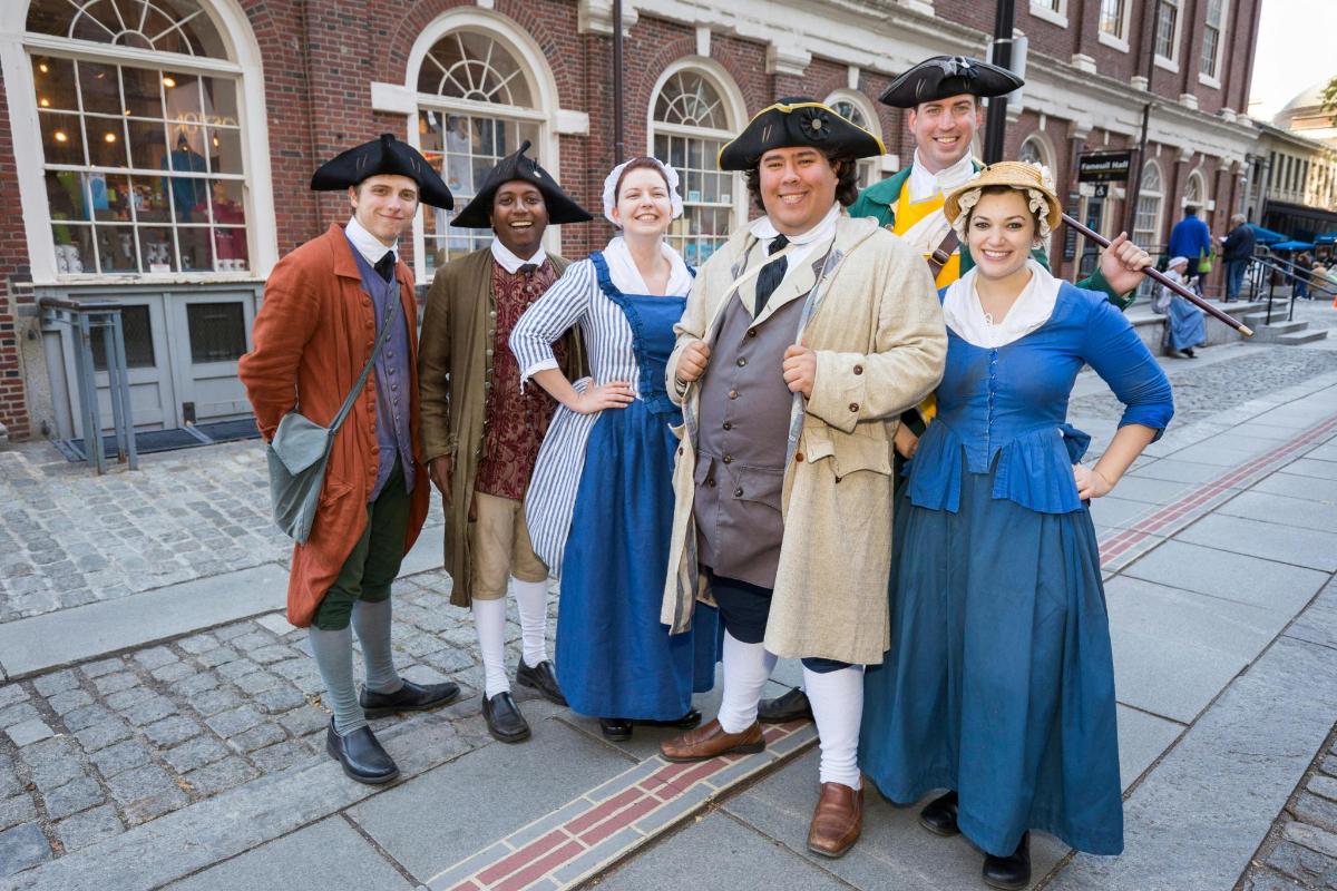 un gruppo di persone vestite in costume in piedi su una strada